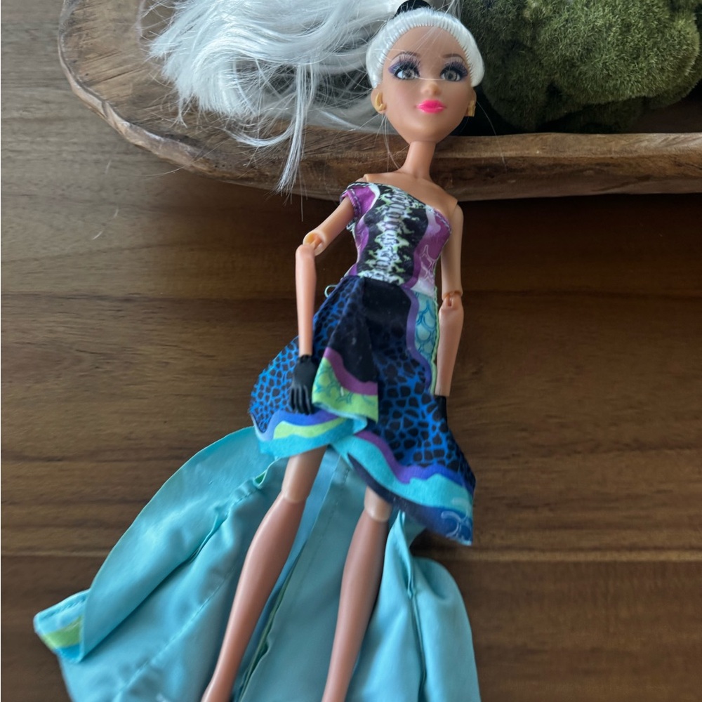 MGA Doll - Project Mc2 Experiments Camryn Nail Polish - Doll With Outfit / EUc - Picture 3 of 6